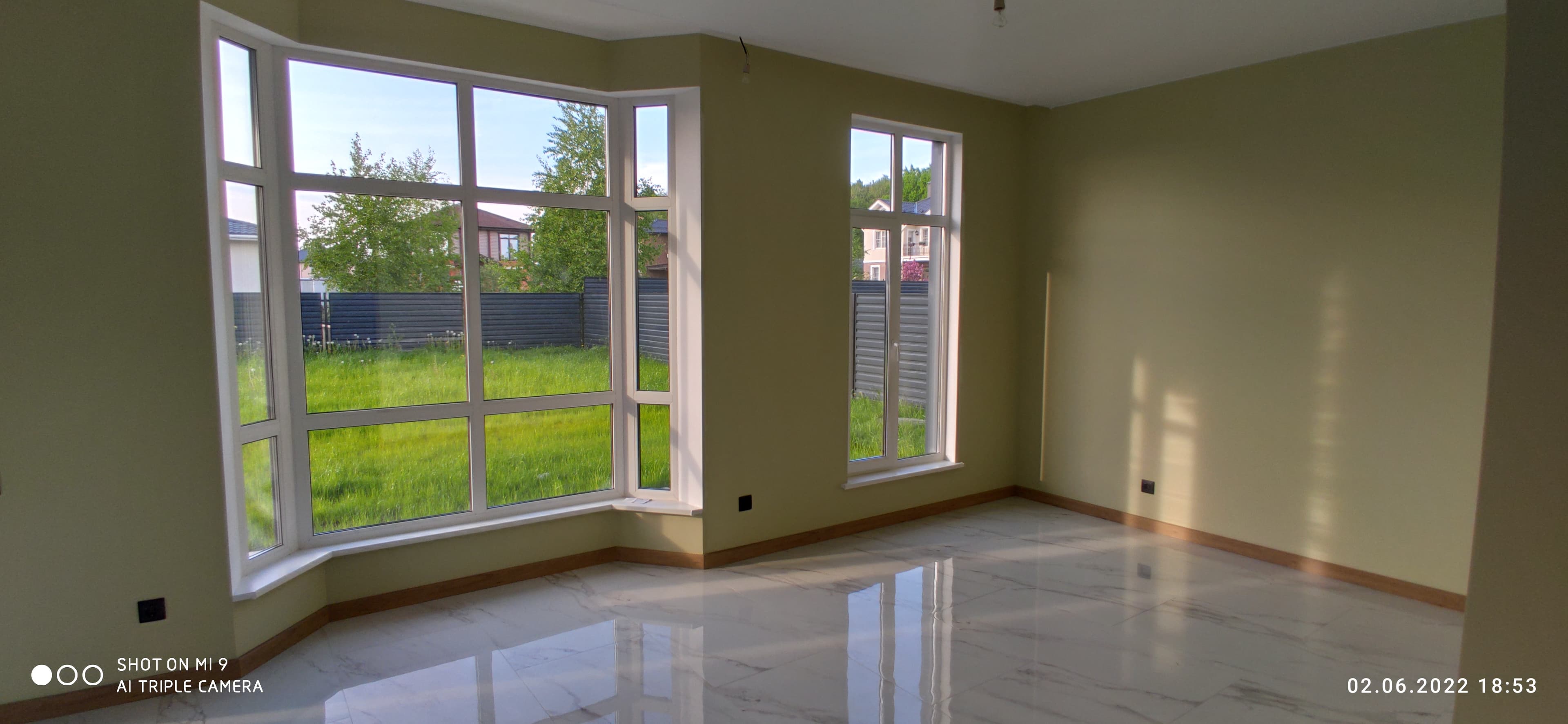 Гостиная с эркером и мраморным полом